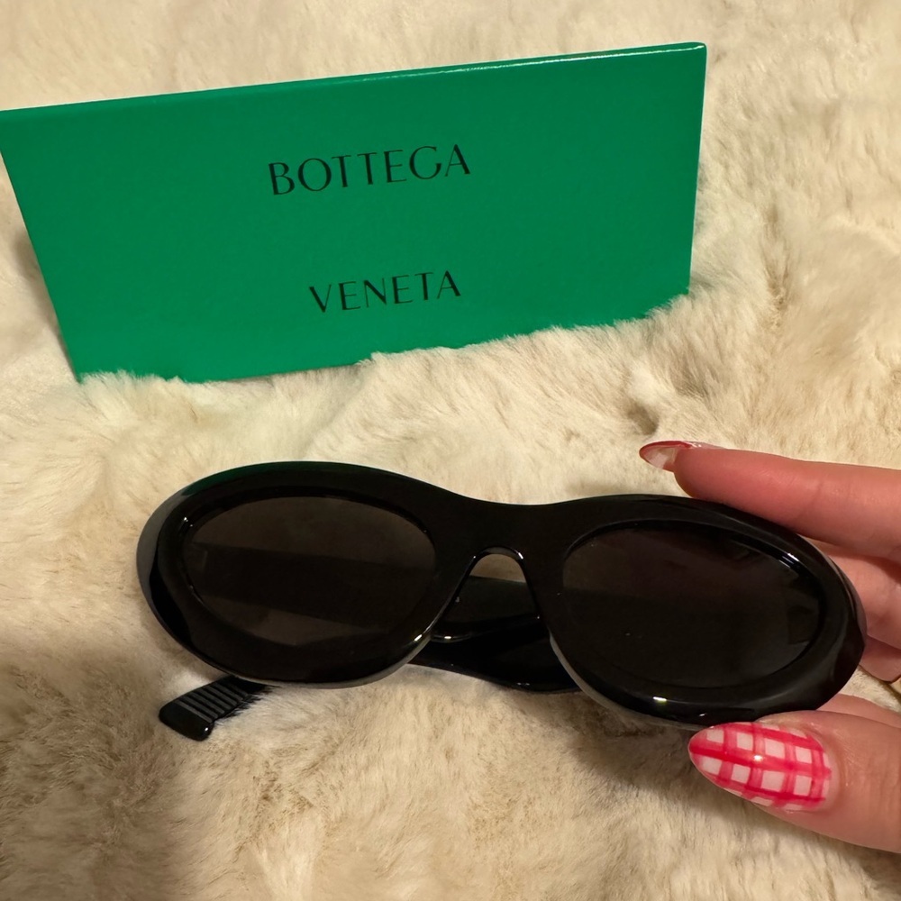 Bottega Veneta Black Bombe Round Sunglasses - Picture 5 of 9